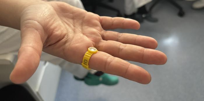 Dosímetro en formato anillo utilizado por los profesionales para medir la radiación recibida durante la manipulación de radiofármacos.