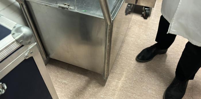 Contenedor plomado utilizado para el almacenamiento de sustancias radiactivas en el ámbito hospitalario.