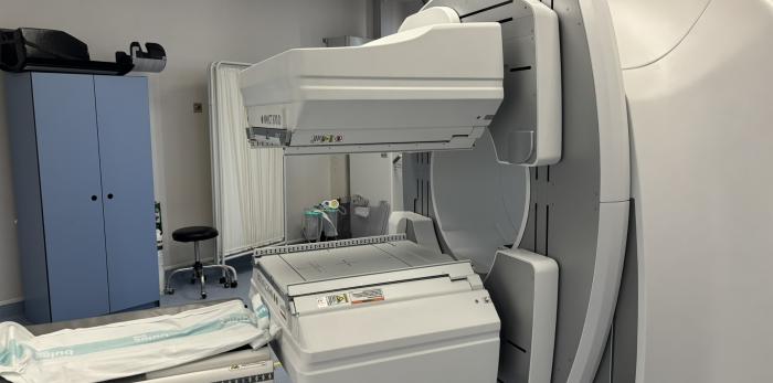 Equipo de medicina nuclear que permite obtener imágenes del organismo tras la administración de radiofármacos, mostrando el funcionamiento de órganos y tejidos.