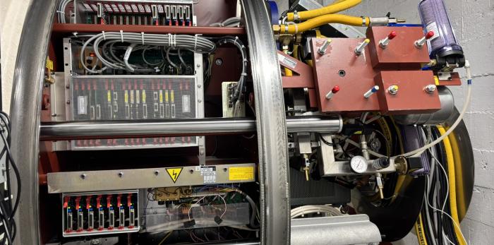 Componentes internos de un acelerador lineal empleados en la generación y control de haces de radiación en tratamientos oncológicos.