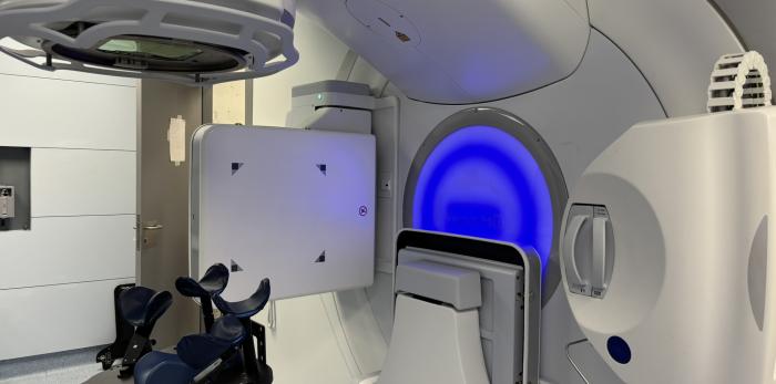 Acelerador lineal utilizado en tratamientos de radioterapia para administrar radiación de alta precisión sobre el tumor.