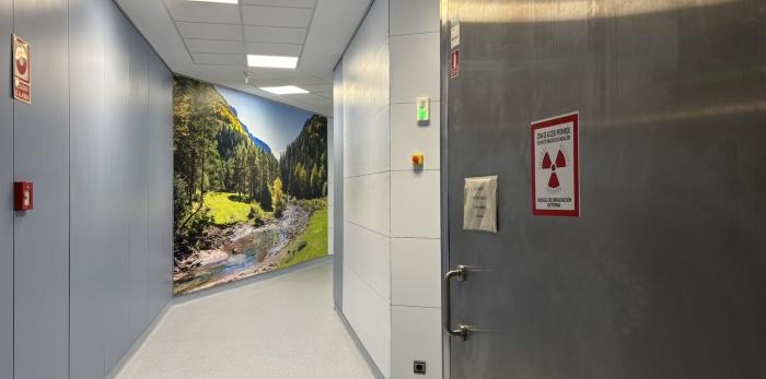 Zona de acceso a instalaciones de radioterapia, con medidas de protección y control para garantizar la seguridad durante el uso de radiación.