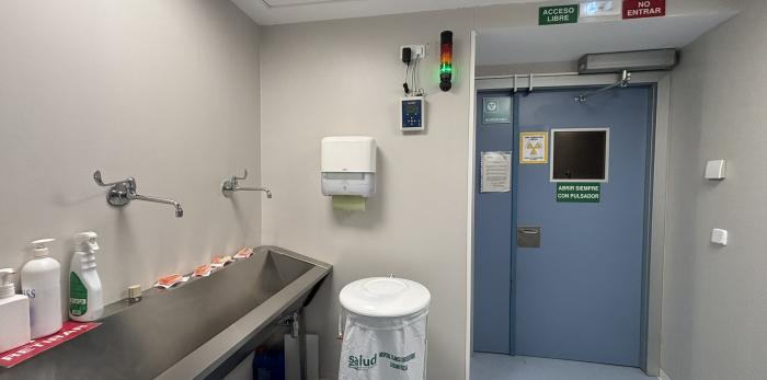 Sala preparada para la realización de tratamientos de braquiterapia, con medidas de control y seguridad específicas para el uso de radiación.