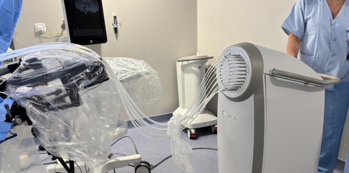 Equipo de braquiterapia de alta tasa de dosis (HDR) que permite administrar radiación directamente en el interior del tumor mediante aplicadores específicos.