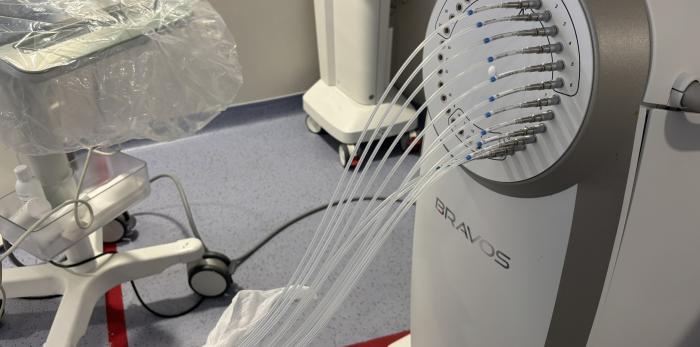 Equipo de braquiterapia en el que la radiación se administra desde un sistema protegido, a través de aplicadores que conducen la fuente radiactiva hasta la zona a tratar.