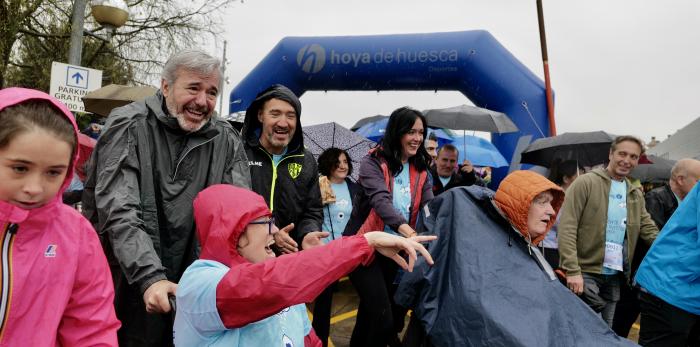 La XIV Marcha de Aspace Huesca ha cubierto su recorrido este domingo con récord de participantes a pesar de la lluvia
