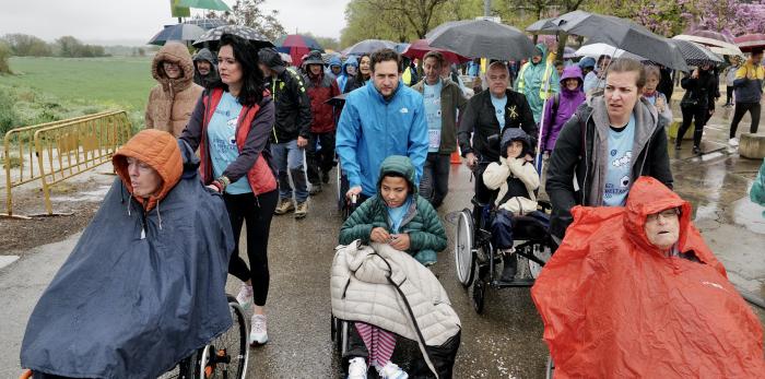La XIV Marcha de Aspace Huesca ha cubierto su recorrido este domingo con récord de participantes a pesar de la lluvia