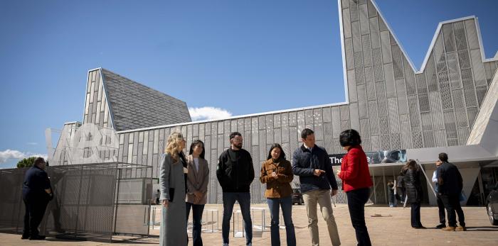 La vicepresidenta en funciones ha visitado este lunes el montaje de The Wave