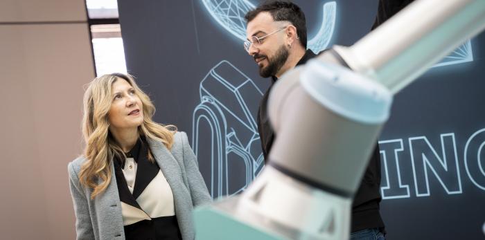 La vicepresidenta en funciones ha visitado este lunes el montaje de The Wave