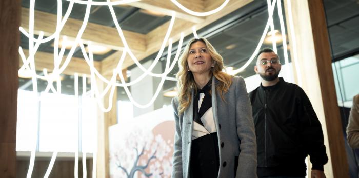 La vicepresidenta en funciones ha visitado este lunes el montaje de The Wave