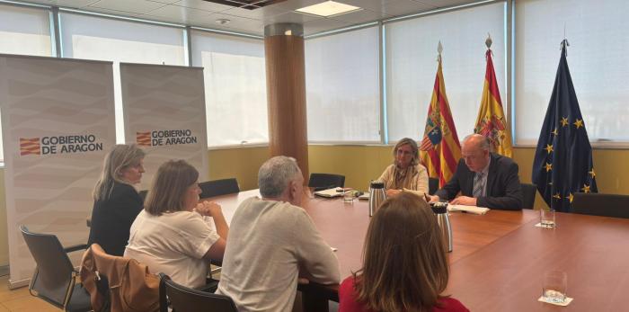 El consejero de Sanidad Ángel Sanz y la gerente del Servicio Aragonés de Salud, Ana Castillo en su reunión, esta mañana, con CSIF