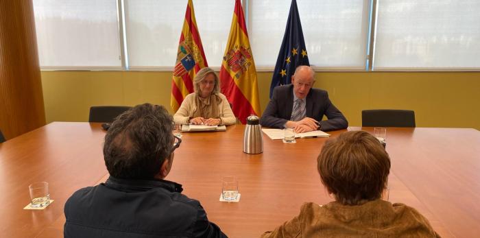 El consejero de Sanidad Ángel Sanz y la gerente del Servicio Aragonés de Salud, Ana Castillo en su reunión, esta mañana, con CCOO
