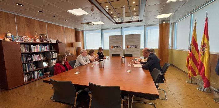 El consejero de Sanidad Ángel Sanz y la gerente del Servicio Aragonés de Salud, Ana Castillo en su reunión, esta mañana, con CSIF