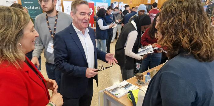 Visita de Luis Mallada a la Feria de Empleo