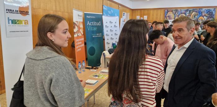Visita de Luis Mallada a la Feria de Empleo