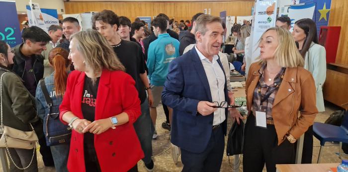 Visita de Luis Mallada a la Feria de Empleo