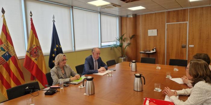 El consejero de Sanidad concluye con UGT la primera ronda de reuniones con los sindicatos de la Mesa Sectorial.