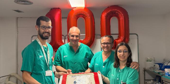 Profesionales del Hospital Universitario Obispo Polanco celebran las 100 primeras cirugías robóticas realizadas en el centro desde la puesta en marcha del programa en diciembre de 2025.