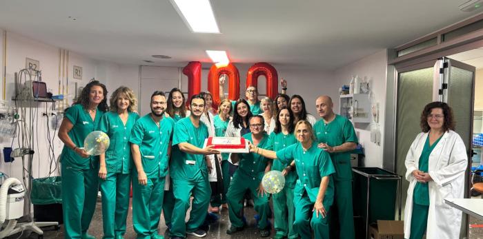 Profesionales del Hospital Universitario Obispo Polanco celebran las 100 primeras cirugías robóticas.