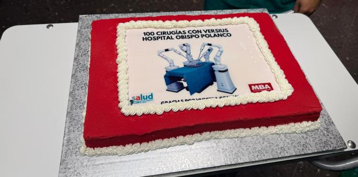 Profesionales del Hospital Universitario Obispo Polanco celebran las 100 primeras cirugías robóticas.