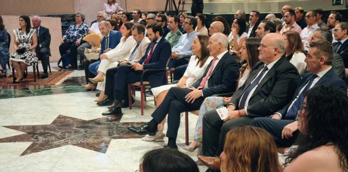 En torno a un centenar de personas han asistido este jueves al Día de la Educación Aragonesa