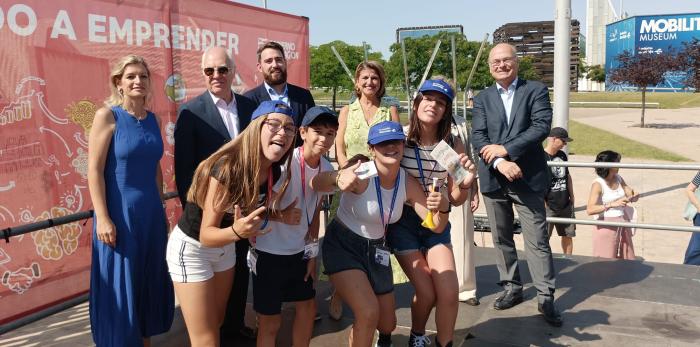 Los estudiantes de varios centros escolares de la provincia de Zaragoza han puesto en marcha su propio puesto de comercio.