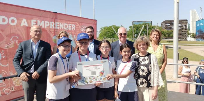 Los estudiantes de varios centros escolares de la provincia de Zaragoza han puesto en marcha su propio puesto de comercio.