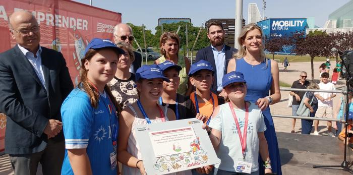 Los estudiantes de varios centros escolares de la provincia de Zaragoza han puesto en marcha su propio puesto de comercio.
