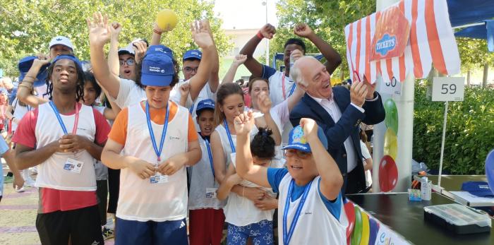 Los estudiantes de varios centros escolares de la provincia de Zaragoza han puesto en marcha su propio puesto de comercio.