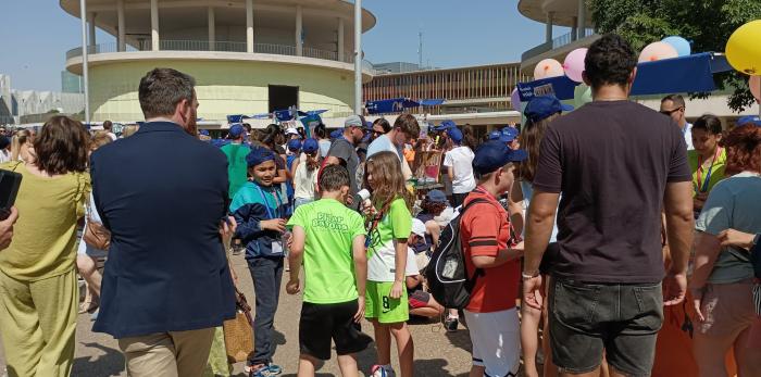 Los estudiantes de varios centros escolares de la provincia de Zaragoza han puesto en marcha su propio puesto de comercio.