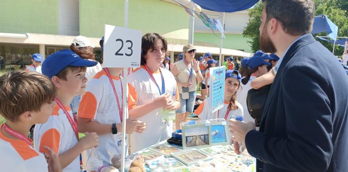 Los estudiantes de varios centros escolares de la provincia de Zaragoza han puesto en marcha su propio puesto de comercio.