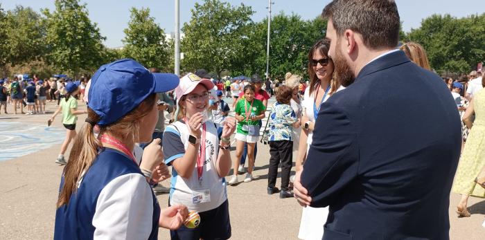 Los estudiantes de varios centros escolares de la provincia de Zaragoza han puesto en marcha su propio puesto de comercio.