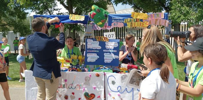 Los estudiantes de varios centros escolares de la provincia de Zaragoza han puesto en marcha su propio puesto de comercio.