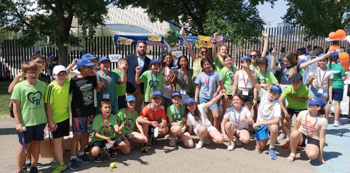 Los estudiantes de varios centros escolares de la provincia de Zaragoza han puesto en marcha su propio puesto de comercio.
