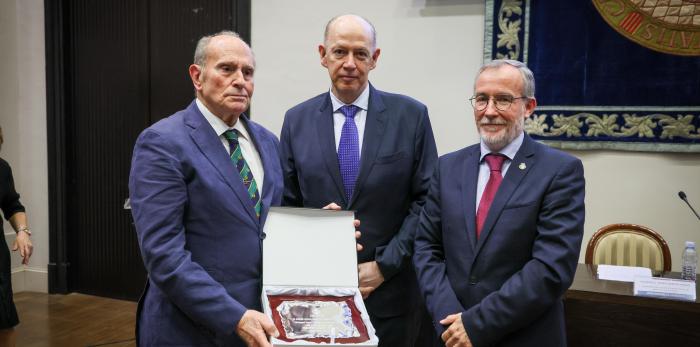El consejero de Sanidad participa en el Día del Colegiado del Colegio de Médicos de Zaragoza