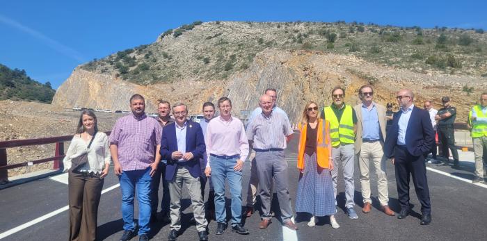 Foto de familia en la inauguración del nuevo viaducto de Quiebracántaros.