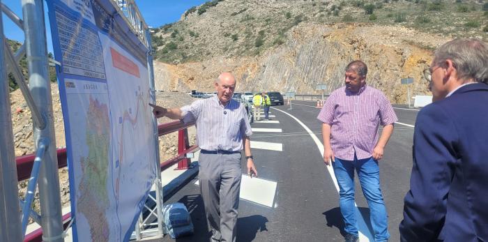 Foto de familia en la inauguración del nuevo viaducto de Quiebracántaros.
