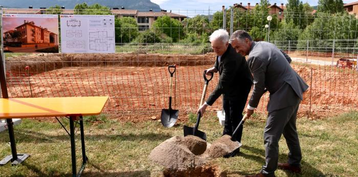 Acto de colocación de la primera piedra de 18 viviendas para trabajadores del turismo en Jaca.