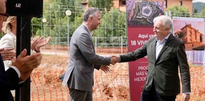 Acto de colocación de la primera piedra de 18 viviendas para trabajadores del turismo en Jaca.
