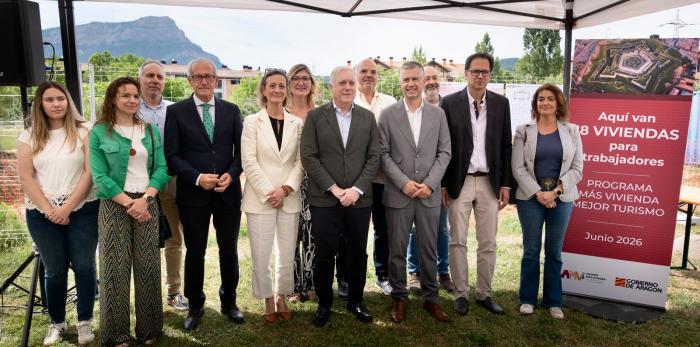 Acto de colocación de la primera piedra de 18 viviendas para trabajadores del turismo en Jaca.