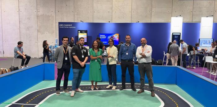 Las consejeras de Educación, Ciencia y Universidades y de Economía, Competitividad y Empleo han visitado varios stands del AWS Summit en Madrid
