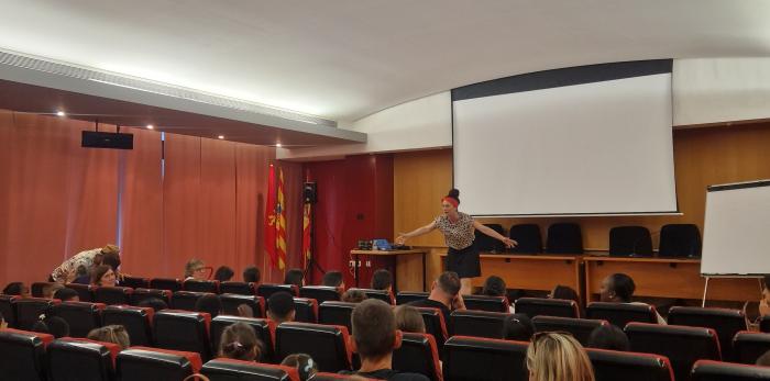 El aula hospitalaria del Clínico y el Colegio Ciudad de Zaragoza se unen para despedir el curso con teatro y sonrisas, gracias a la colaboración de Teatro Indigesto