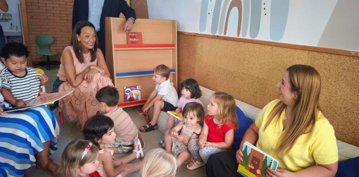 Carmen Susín y Luis Mallada también han visitado el aula de 2 años del centro educativo