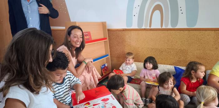 Carmen Susín y Luis Mallada también han visitado el aula de 2 años del centro educativo