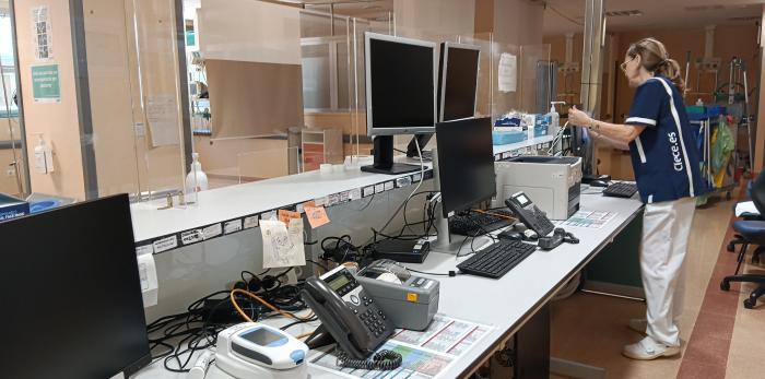 Este miércoles, limpieza terminaba la preparación de la sala donde se sitúa provisionalmente la Unidad de Cuidados Cardiológicos Intermedios