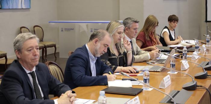 Este jueves por la mañana se ha desarrollado la comisión mixta entre la DGA y UNIZAR, en el Paraninfo
