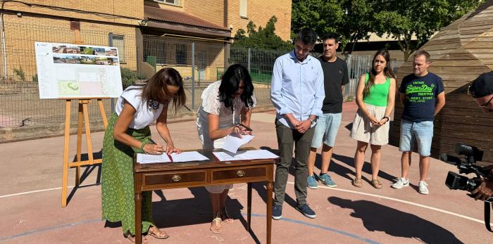 Momento de la firma del convenio entre Educación y Ayuntamiento de Huesca para la renaturalización del patio del colegio oscense