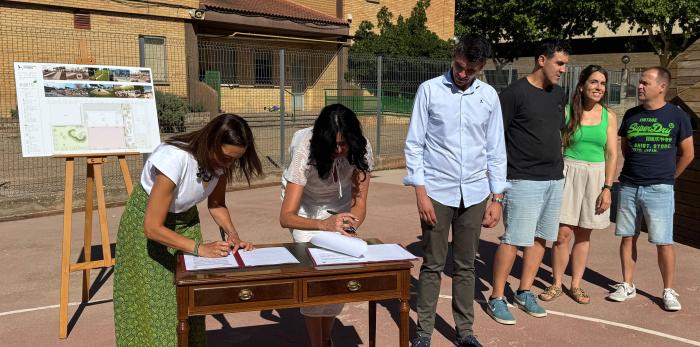 Momento de la firma del convenio entre Educación y Ayuntamiento de Huesca para la renaturalización del patio del colegio oscense