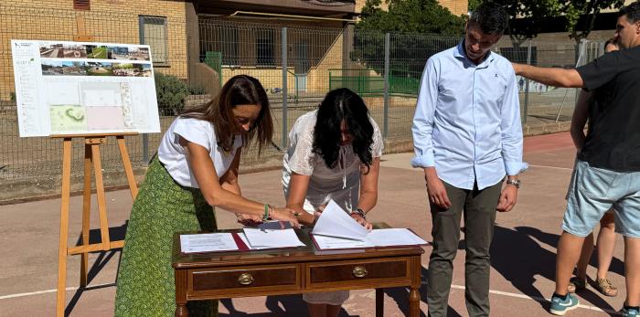 Momento de la firma del convenio entre Educación y Ayuntamiento de Huesca para la renaturalización del patio del colegio oscense