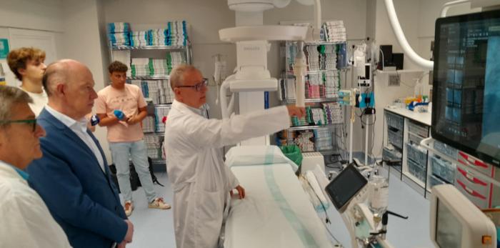 Los jefes de servicio de Cardiología, José Ramón Ruiz, y de Angiología y Cirugía Vascular, José Manuel Buisán, explican al consejero de Sanidad, Ángel Sanz, la intervención
